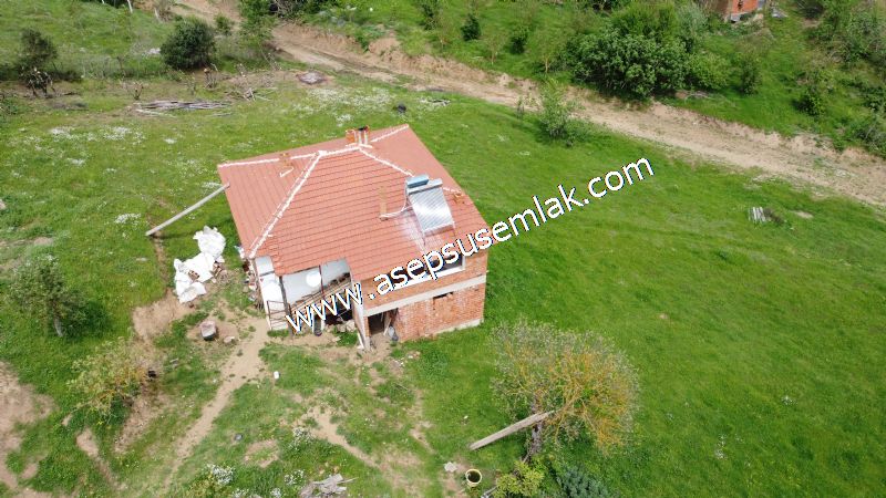 438 M2 Köy Evi İmarlı Arsa 2 %40 İmarlı 75 M2 Hazır Dam Vardır.