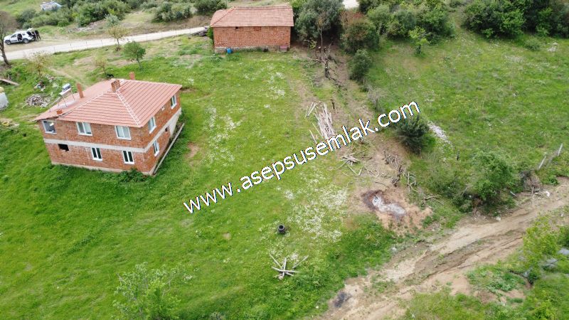 438 M2 Köy Evi İmarlı Arsa 2 %40 İmarlı 75 M2 Hazır Dam Vardır.