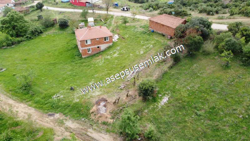 438 M2 Köy Evi İmarlı Arsa 2 %40 İmarlı 75 M2 Hazır Dam Vardır.