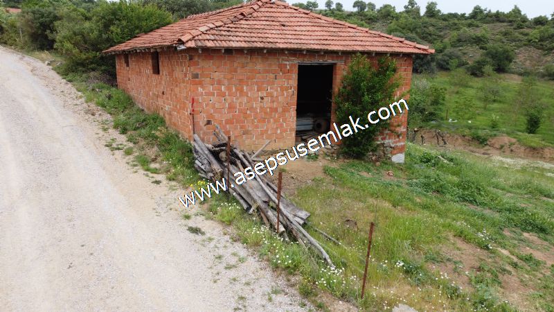 438 M2 Köy Evi İmarlı Arsa 2 %40 İmarlı 75 M2 Hazır Dam Vardır.