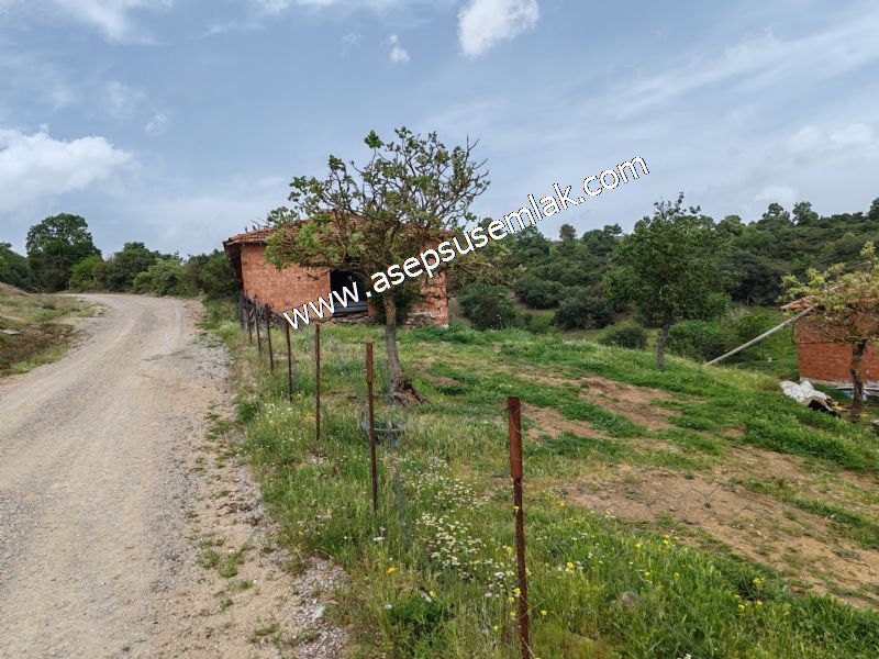 438 M2 Köy Evi İmarlı Arsa 2 %40 İmarlı 75 M2 Hazır Dam Vardır.