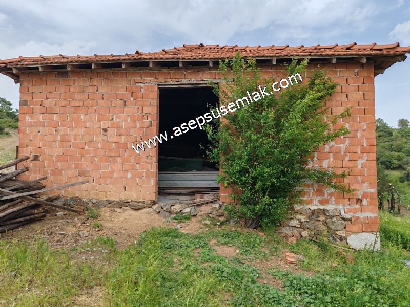 438 M2 Köy Evi İmarlı Arsa 2 %40 İmarlı 75 M2 Hazır Dam Vardır.