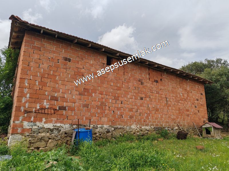 438 M2 Köy Evi İmarlı Arsa 2 %40 İmarlı 75 M2 Hazır Dam Vardır.