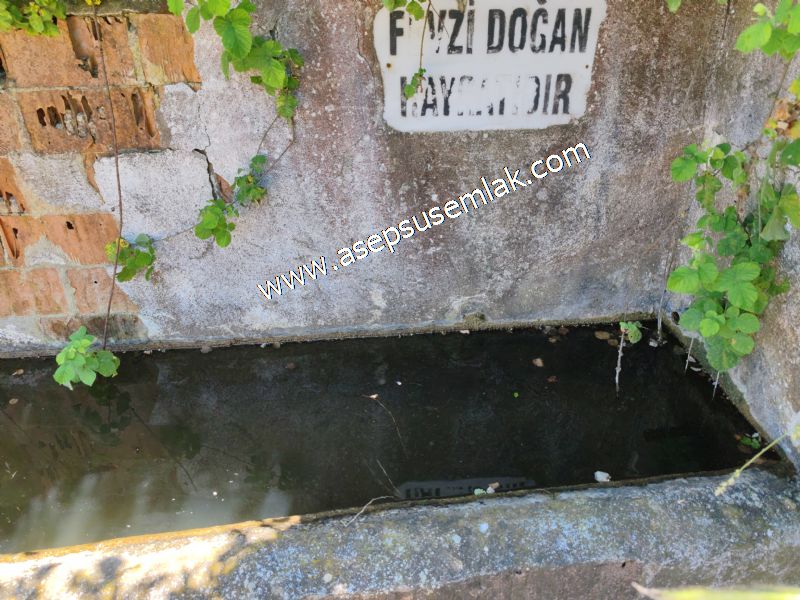 10.008 m2 Yatırımlık Tarla Bağ-Bahçe Su Çeşme Var. Yolu Yok.