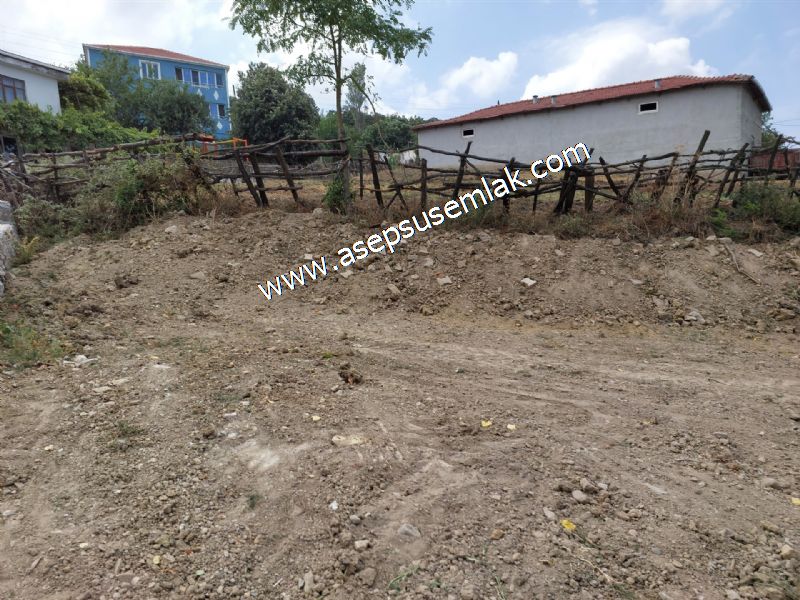 556 m2 İmarlı 2 kat %40 Arsa Köy Evi Ortasında