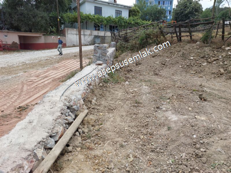 556 m2 İmarlı 2 kat %40 Arsa Köy Evi Ortasında