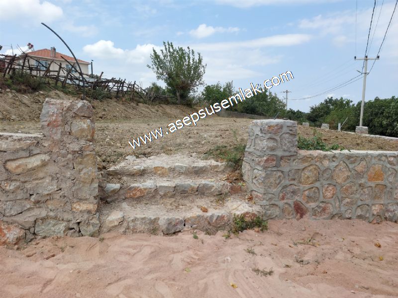556 m2 İmarlı 2 kat %40 Arsa Köy Evi Ortasında