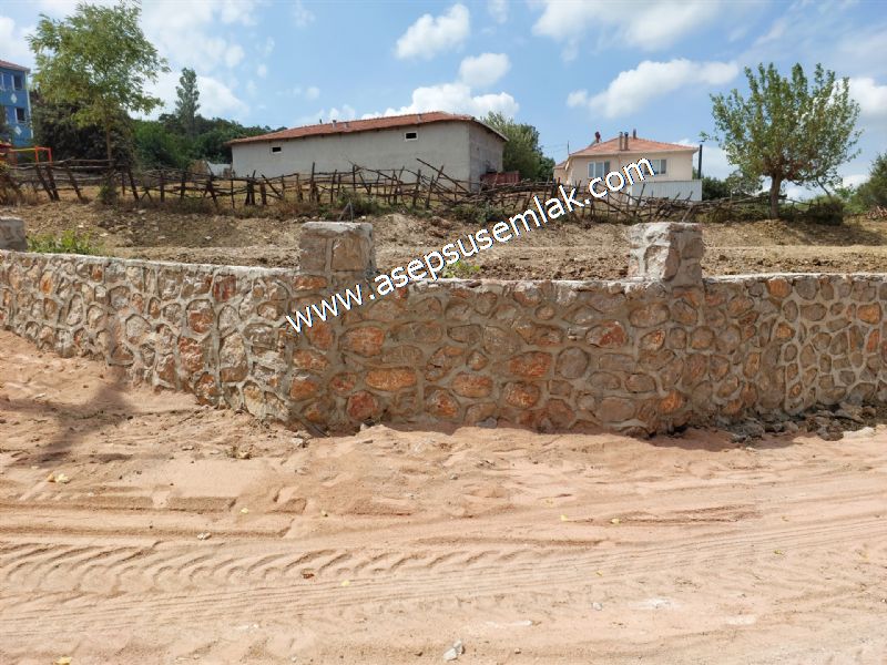 556 m2 İmarlı 2 kat %40 Arsa Köy Evi Ortasında