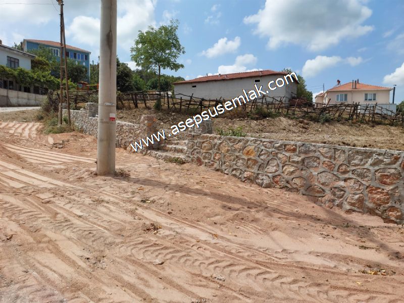 556 m2 İmarlı 2 kat %40 Arsa Köy Evi Ortasında
