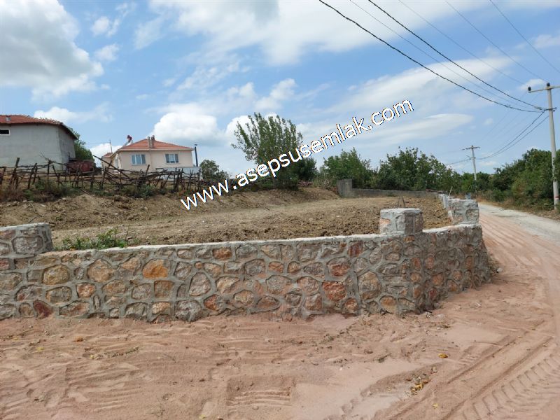 556 m2 İmarlı 2 kat %40 Arsa Köy Evi Ortasında