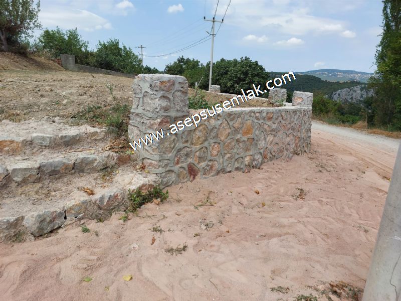 556 m2 İmarlı 2 kat %40 Arsa Köy Evi Ortasında