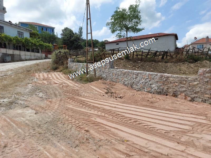 556 m2 İmarlı 2 kat %40 Arsa Köy Evi Ortasında