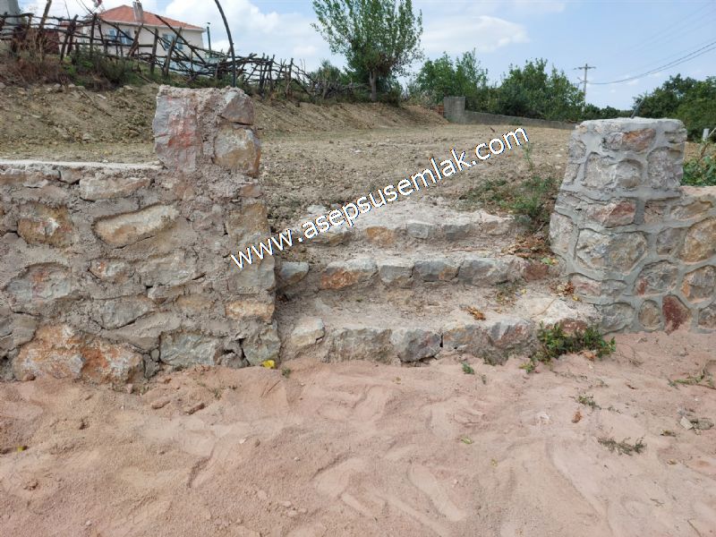 556 m2 İmarlı 2 kat %40 Arsa Köy Evi Ortasında