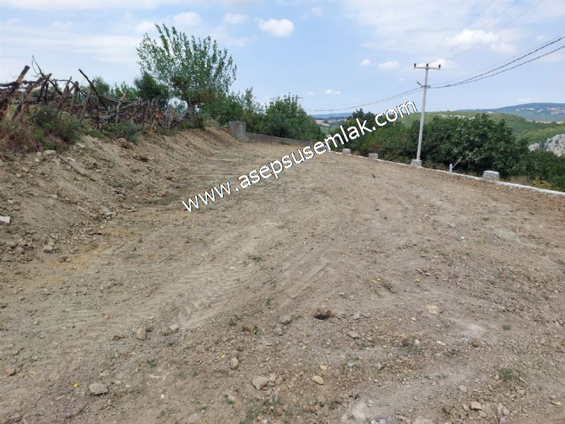 556 m2 İmarlı 2 kat %40 Arsa Köy Evi Ortasında