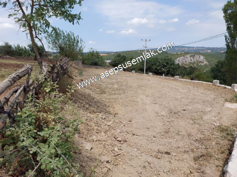 556 m2 İmarlı 2 kat %40 Arsa Köy Evi Ortasında