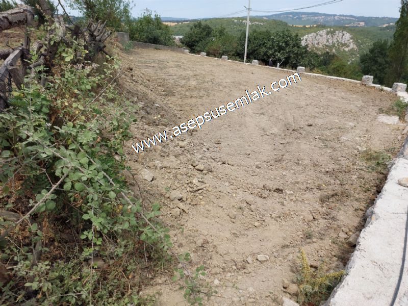 556 m2 İmarlı 2 kat %40 Arsa Köy Evi Ortasında