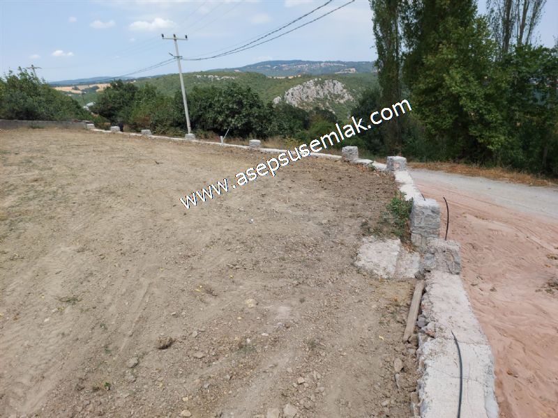 556 m2 İmarlı 2 kat %40 Arsa Köy Evi Ortasında
