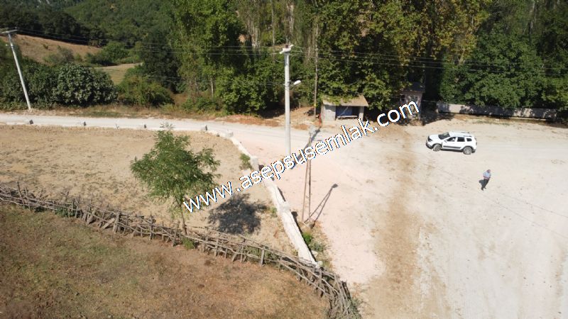 556 m2 İmarlı 2 kat %40 Arsa Köy Evi Ortasında