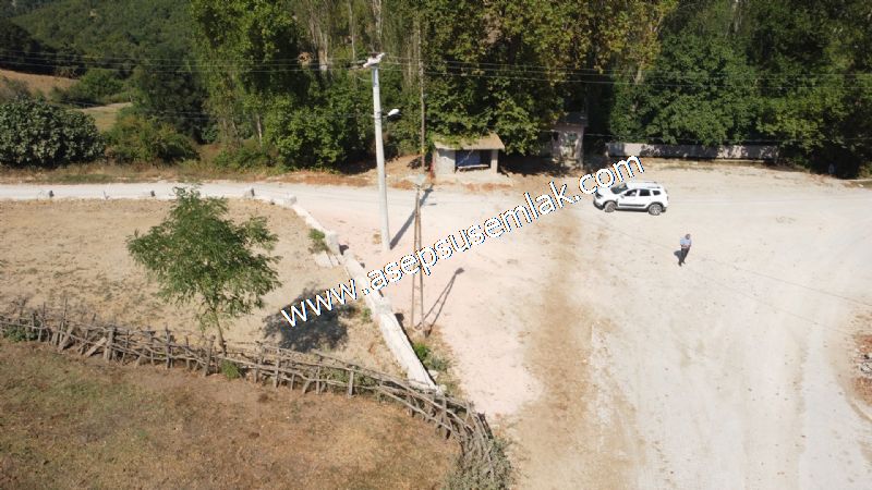 556 m2 İmarlı 2 kat %40 Arsa Köy Evi Ortasında