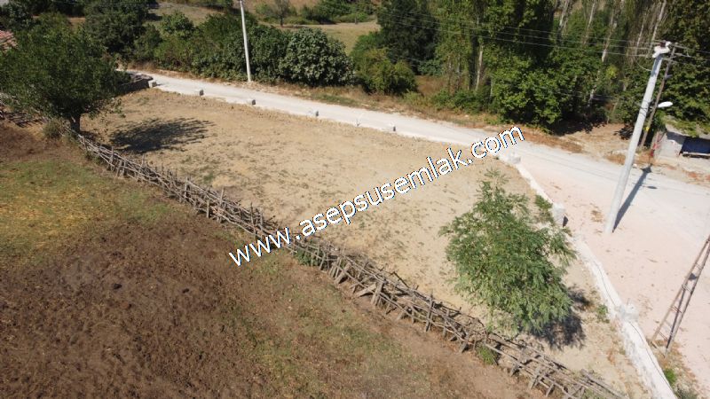 556 m2 İmarlı 2 kat %40 Arsa Köy Evi Ortasında