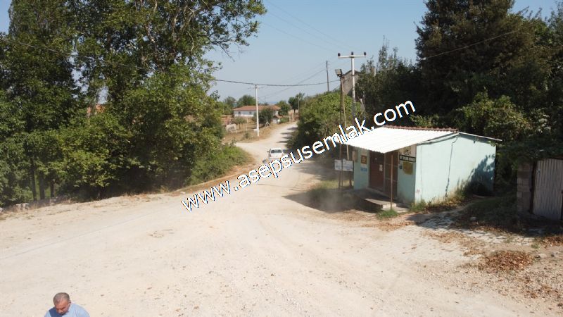 556 m2 İmarlı 2 kat %40 Arsa Köy Evi Ortasında
